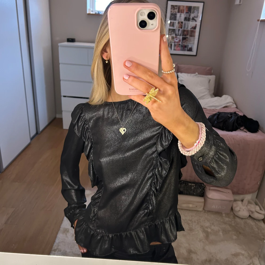 Svart glittrig blus med volangdetaljer - 90