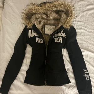 Hoodie från Abercrombie & Fitch - Fint skick, står storlek M men är egenligrn S. Dragkedjan är typ lite gammal så kom privat för fler detaljer kring de 