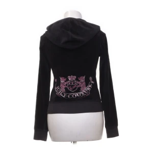 Juicy Couture kofta - Säljer en snygg svart hoodie från Juicy Couture. Köpt second hand och är helt okej i skick, dragkedjan funkar som den ska, köpare står för frakt🫶🏻