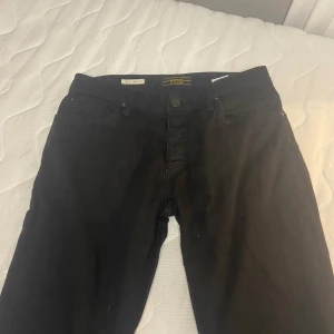 Svarta jeans från Jack n jones - Säljer ett par svarta jeans i bra skick. Knappt använda. Säljer för att dom ligger bara och skräpar i garderoben. Bara att skriva för mer info eller bilder!