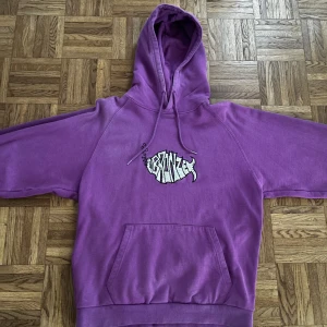 Bronze 56k Fish Hoodie - Säljer en Bronze 56k tröja med broderad text. Hög kvalitet med ett tungt tyg. Knappt använd. 