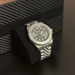 Seikomod Yachtmaster - Nybyggd Seiko mod Yachtmaster Rhodium 40mm, NH35 automatiskt urverk, Safir glas, Rostfritt stål, Jubileelänk (kan även anpassa storleken, om önskat)  grå urtavla med sunburst-effekt (skimrar/skiftar färg i olika ljus) Lume visare (lyser i mörkret)