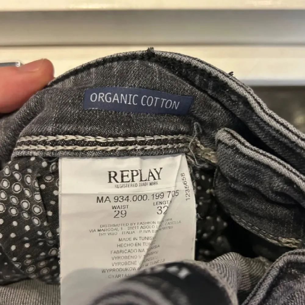 Säljer ett par grå Replay jeans i bra skick. De är tillverkade av ekologisk bomull och har en slim passform. Jeansen har snygga slitningar och en klassisk femficksdesign. Perfekta för både vardag och fest!. Jeans & Byxor.