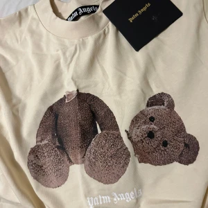 HELT NY Palm Angels Teddy Bear Björn Tshirt Size S  - säljer denna helt nya Palm Angels Tshirt storlek S . Skriv vid frågor och funderingar. ;) 😎