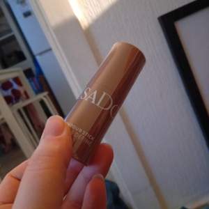 Säljer en contour stick från Isadora i en smidig och praktisk förpackning. Perfekt för att definiera och skulptera ansiktet med en krämig formula som är lätt att blanda ut. Perfekt för både vardag och fest! Färg dark almond.