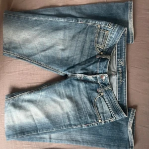 Lågmidjade jeans - Lågmidjade jeans som jag inte kan skicka bild på då de inte passade. Midjemått-36 Höftbrezd-46 lårbredd-23 innerbenslängden-82