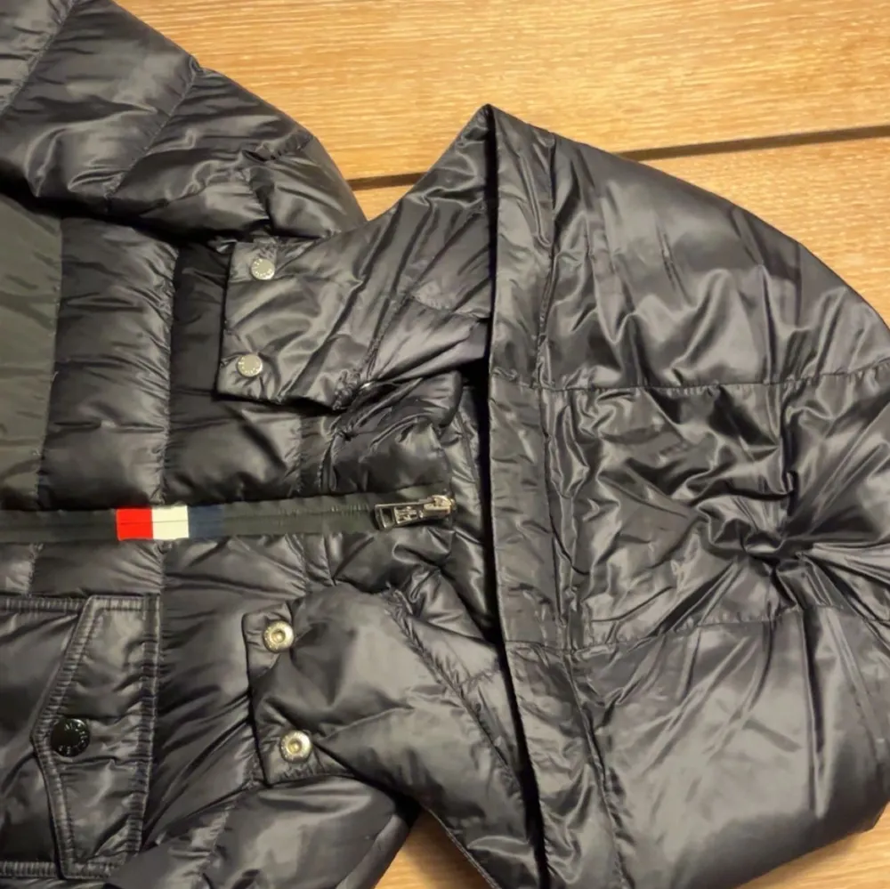 Säljer nu den här limiterade moncler jackan, har inte koll på vilken modell det är då den är gammal, men går och få fram, hör av er för frågor eller funderingar. Storlek xs 1500!. Jackor.