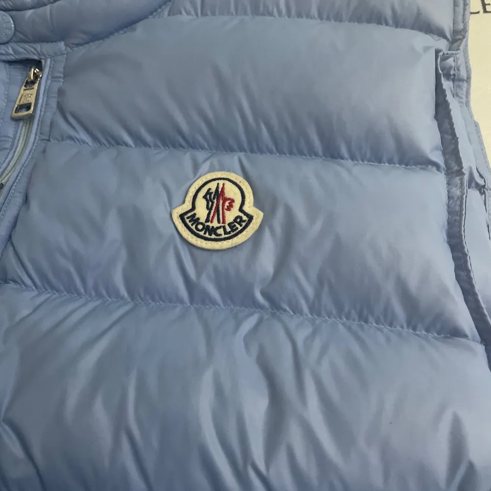 Hej! Jag säljer nu min moncler väst som är i jätte bra skick. jag har knappt andvänt den och när jag gjorde det var det sparsamt, jag har inte haft den så länge jag har köpt den ifrån Nk Stockholm för ungefär 6000kr och jag har kvittot för att bevisa de västen är självklart äkta och nfc scannern fungerar, priset är hugget i Sten, så hör av dig vid frågor🙌. Jackor.