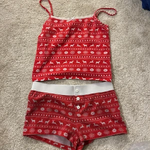 Gina tricot pyjamas - Jul pyjamas från gina tricot. Barnstorlek men motsvara XS. Säljer som ett set, byxorna är lite mer tvättade därav inte lika stark färg. Annars bra skick. 