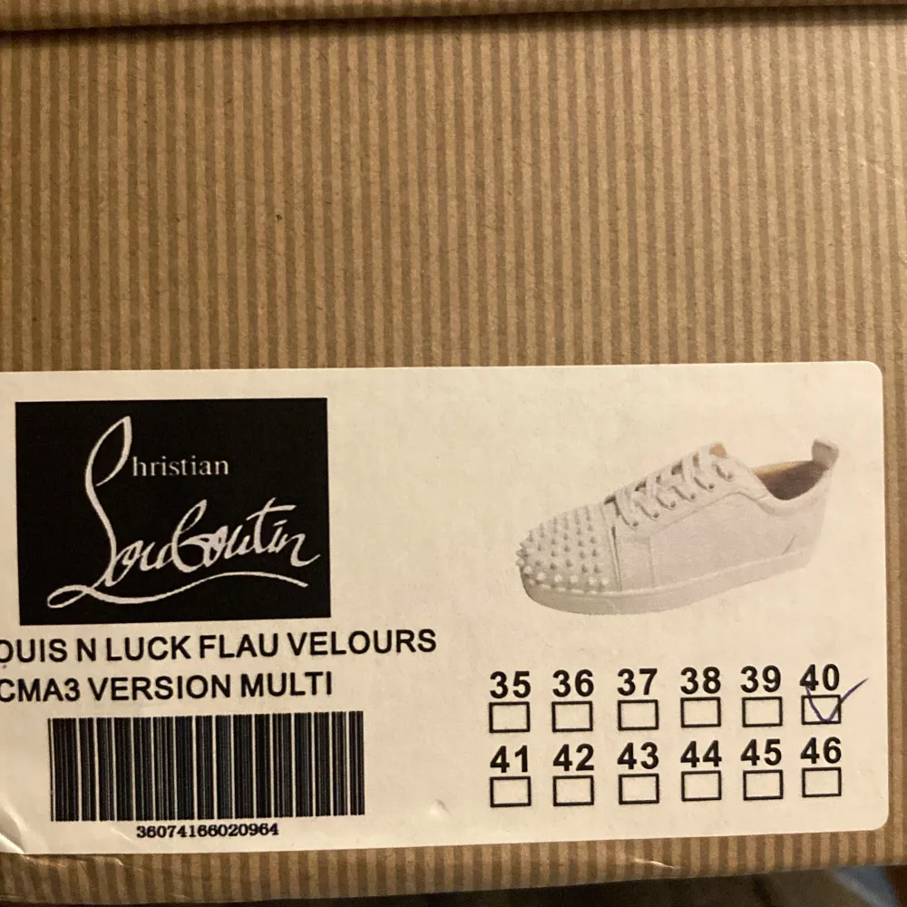 Säljer ett par vita sneakers från Christian Louboutin ganska bra skick får med 7 extra spikar i påse. Storlek 40-41.     . Skor.