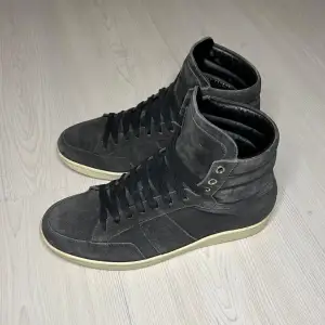 Säljer nu ett par höga svarta skor från Saint Laurent i modellen SL/10H för endast 2499kr! Storlek 40 passar mer som 41. Pris är ej hugget i sten, hör av er i dm vid funderingar 🙌