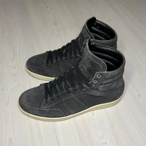 Saint Laurent SL/10H - Säljer nu ett par höga svarta skor från Saint Laurent i modellen SL/10H för endast 2299kr! Storlek 40 passar mer som 41. Pris är ej hugget i sten, hör av er i dm vid funderingar 🙌