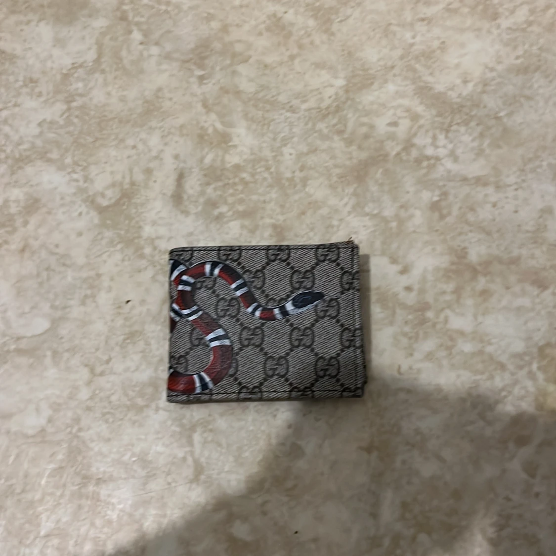 Plånbok med ormmönster