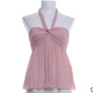 Rosa halterneck topp - Säljer min rosa topp från Zara då den är för liten! Storlek XS! (Lånade bilder) finns mer om man vill ha😊