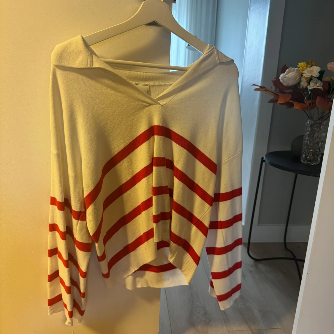 Vit och röd randig tröja från Neonoir - 29