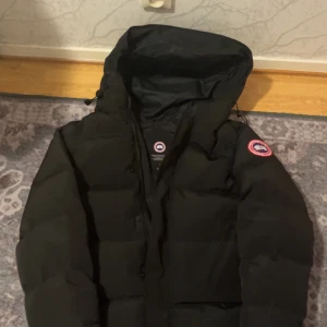 Canada goose macmillian - Använd 2 gånger,inga bieffekter,passar även M, priset kan diskuteras vid en snabb affär. Kvitto finns