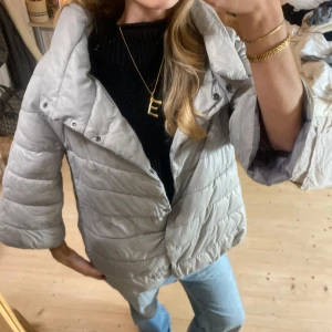 Grå trekvartsärmad jacka - SUPER snygg och väldigt lik den eftertraktade herno jackan💕💕Såå snygg!