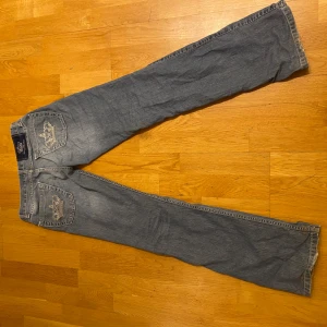 Victoria Beckhamn Jeans - Säljer ett par schyssta Low waist Victoria Beckhamn jeans🤩❤️ Dom är straight med tycker de ser lite bootcut ut på❤️ Midja 34cm och Innerbenslängden 74cm. Jeansen har lite fläckar här och där med går säkert bort med en starkare tvätt❤️❤️