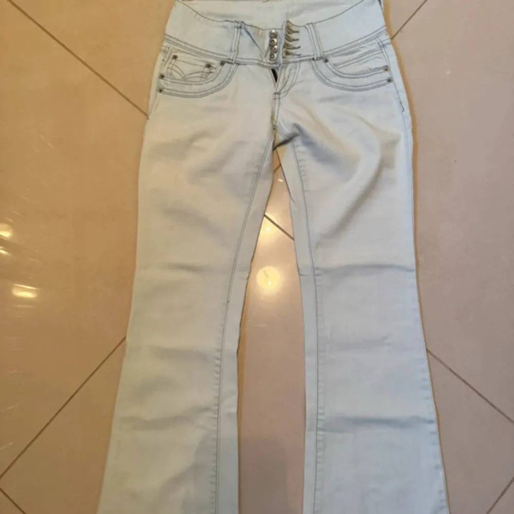 Ljusblå Lågmidjade jeans i perfekt skick.💗midjemått 36cm tvärs över och innerbenslängd 77cm. Jeans & Byxor.