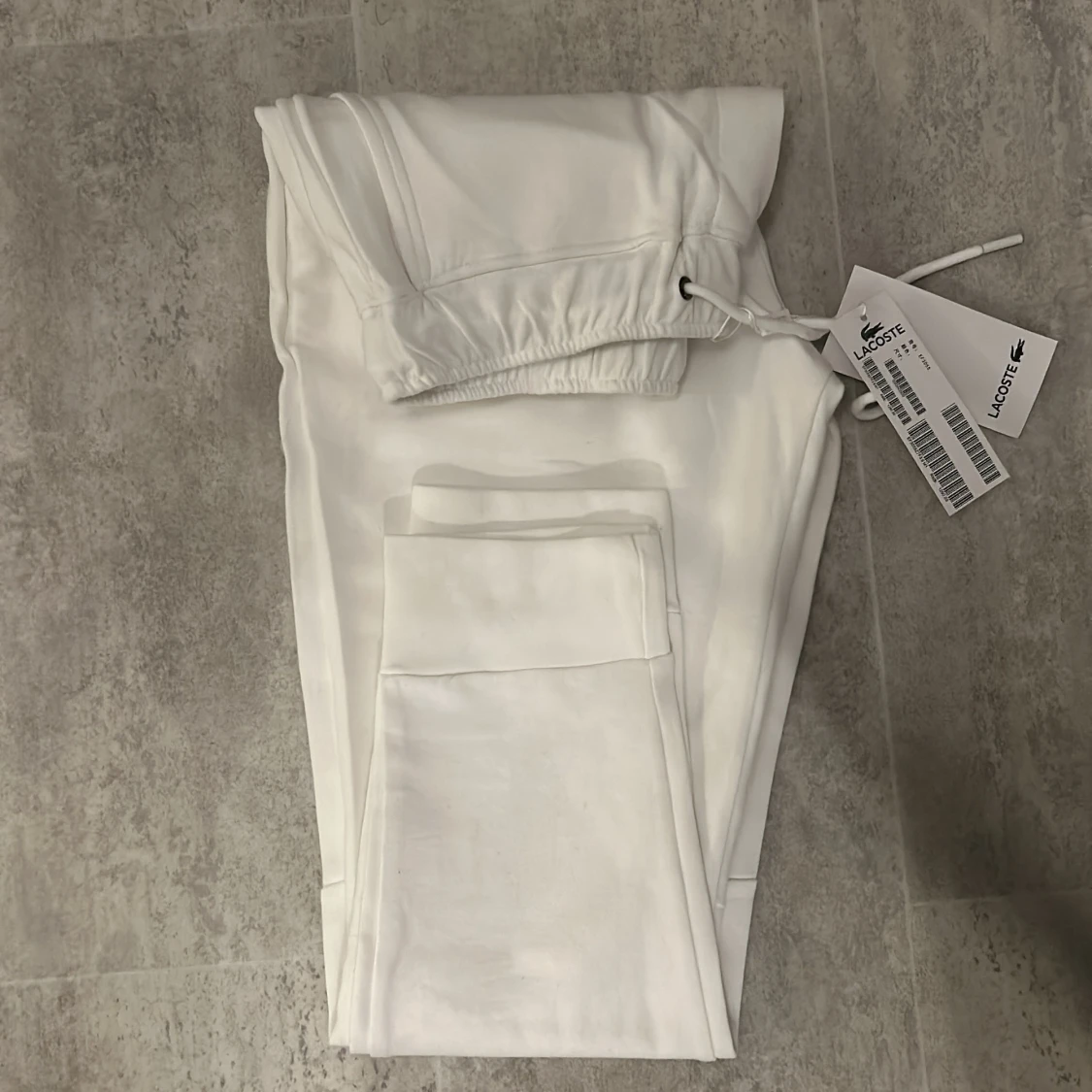 Vit hoodie och byxor från Lacoste - 3