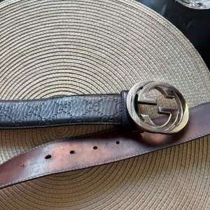 Gucci skärp  - Gucci skärp black monogram läder. 95 cm 1 extra hål har gjorts