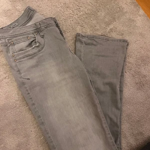 Grå bootcut jeans från LTB - Säljer ett par snygga grå bootcut jeans från LTB i modellen Valerie💞 de är i storleken 30/34 och är i mycket fint skick ! 
