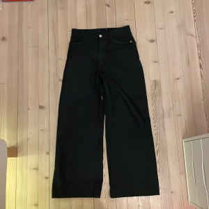 JNCO !!! 🤓🙏 - Står inte vilken waist men passar mig perfekt som är 175 o 55 kilo nice wash o jäääävla baggy väldigt långa också inget märke 😓🙏🥭🎃🦅