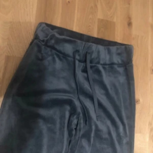 Grå veloure byxor - Jätte bekväma byxor i storlek XS från hm. 