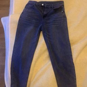 Gråa jeansbyxor i storlek M - Säljer ett par gråa jeansbyxor i storlek M. De är tillverkade av 80% bomull, vilket gör dem bekväma och hållbara. Perfekta för både vardag och fest! 🕺Aldrig använda för små för mig