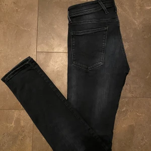 Replay Anbass - Säljer dessa snygga Replay Anbass till ett väldigt billigt pris då de inte passar mig längre💯Storlek 32/34 nej sitter mer som 30/32 skulle jag säga🤝Priset kan diskuteras vid snabb affär, hör av er vid frågor eller funderingar🤝💯🙏🫡