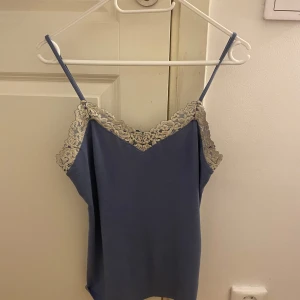intimissmi linne  - Ett blått snyggt intimissimi linne i storlek S. 