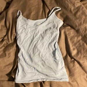 Ljusblå linnetopp från 157 - Säljer en ljusblå linnetopp från 157 i storlek S. Toppen är i bomull med lite elastan för en skön passform. Perfekt för sommardagar eller som ett basplagg i garderoben. Använd men i bra skick.