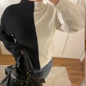 Svart och vit stickad tröja  - Säljer en supercool svart och vit stickad polotröja med en unik delad design. Jätte mysig, sticks ej! 