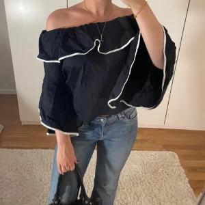 Svart vit topp - Svart vit topp med volang ärmar!!! Sååå fin🤎🤎