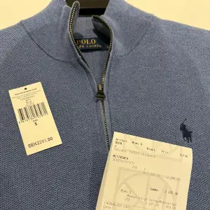 Säljer en snygg blå tröja från Ralph Lauren i storlek S.  Tröjan är köpt från NK för 2295 kr. Väldigt fint skick på tröjan då den har blivit väl omtagen. Skick 9,8/10. Tveka inte på att höra av er, jag svarar snabbt. Mvh/ Axel