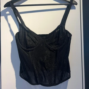 Svart korsett topp med spetsdetaljer - Snygg svart korsett med spetsdetaljer. Skriv för fler bilder eller om du undrar något🌸