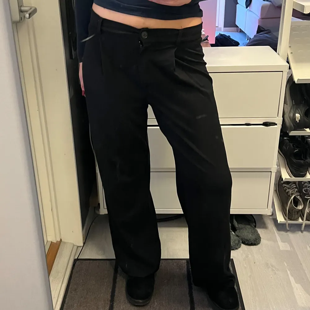 Säljer ett par svarta kostymbyxor i mycket bra skick. Använda vid max 3 tillfällen. Skriv gärna om du undrar något eller vill ha fler bilder🌸 . Farkut & Housut.