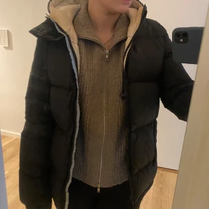 Dbrand dunjacka - Säljer en svart dunjacka i bra skick, från Dbrand i storlek S. Super bra jacka att ha när de är kallt men tyvärr för liten för mig. Inne i jackan finns enklare fläckar, troligtvis smink men inte testat att ta bort de, troligtvis går det bort.