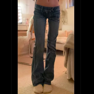 vintage diesel jeans storlek 27 - supersnygga dieseljeans i storlek 27. saknar två knappar fram men det går att fixa med säkerhetsnål / om man syr dit knappar 💘