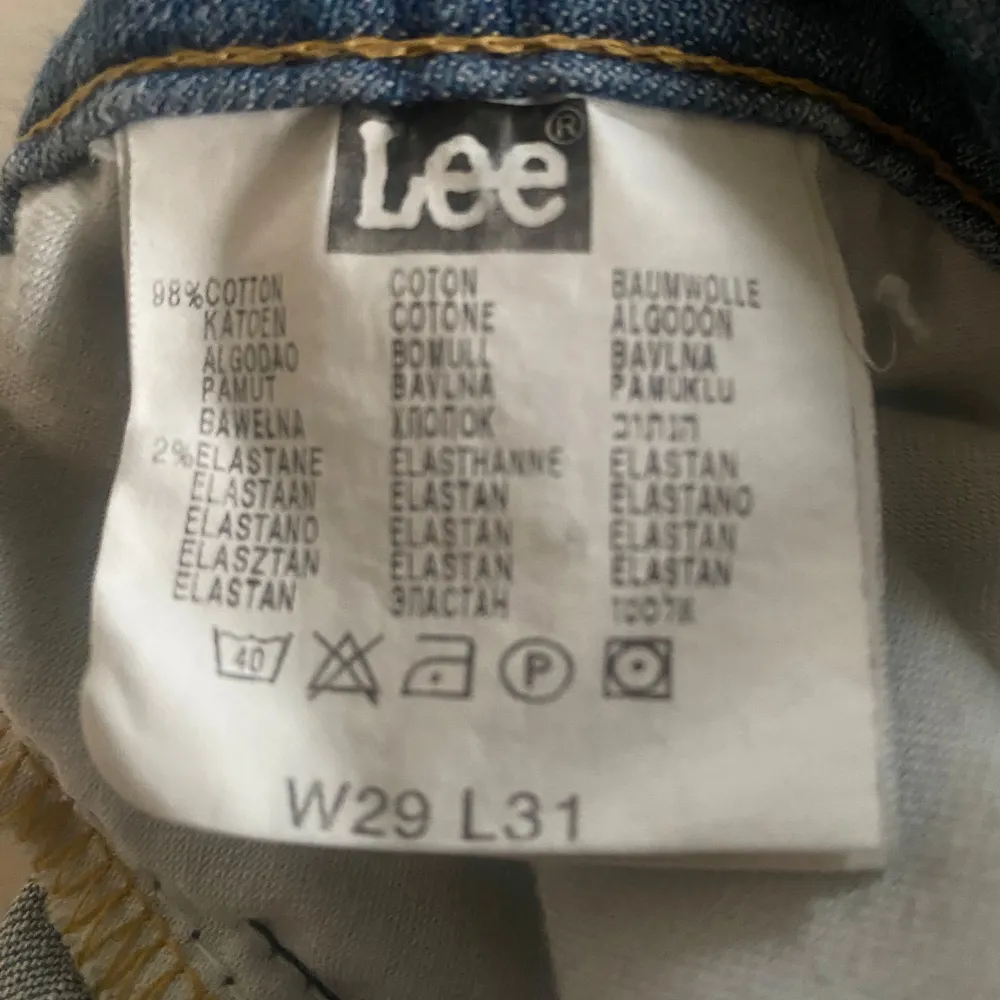 Säljer blåa lågmidjade jeans från Lee i bra skick. Säljer då de är något förstora för mig som är 163 cm lång och vanligtvis har storlek 27. Byxorna är i storlek 29 med passar absolut någon med storlek 27/28. Skriv gärna för fler bilder eller annat. Köparen står för frakten💗. Jeans & Byxor.