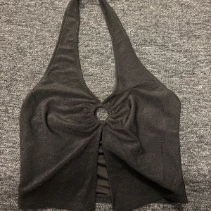 Svart glittrig halterneck topp - Säljer denna snygga glittriga topp! Perfekt för nyår😍 aldrig använd med prislapp kvar😍