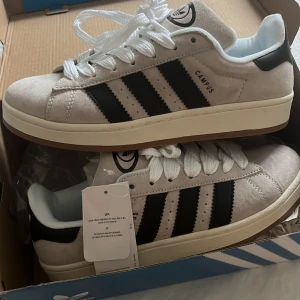 Adidas campus ny beige svart 40 - Storlek 40 passar 39  Helt ny kommer inte till användning 