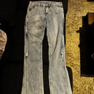 Jeans och Nike tech - Säljer en svart hoodie från Nike med gul logga på bröstet. Den har en dragkedja framtill och är perfekt för träning eller vardagsbruk. Hoodien är i bra skick och har en bekväm passform.