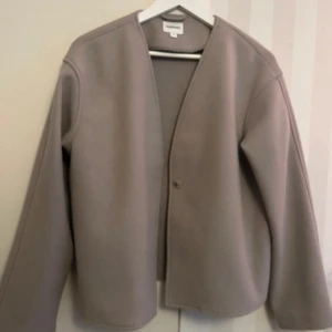 Beige jacka  - Säljer en stilren beige jacka från Kappahl. Den har en enkel design med en knapp framtill och långa ärmar. Perfekt för höst och vår, och passar till både vardag och fest. Jackan är i mycket bra skick och har en normal passform.