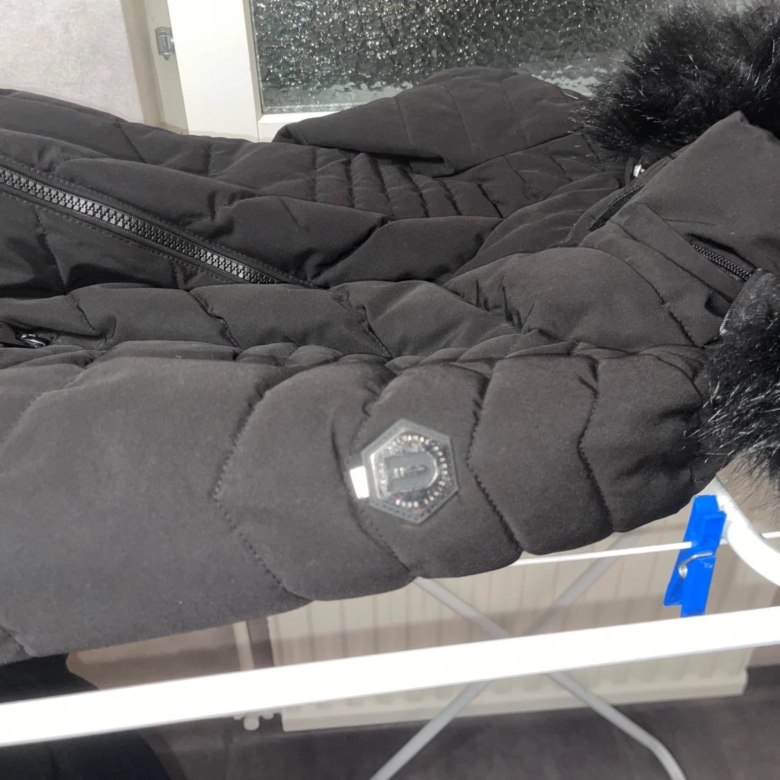 Svart dunjacka med fuskpäls - 92