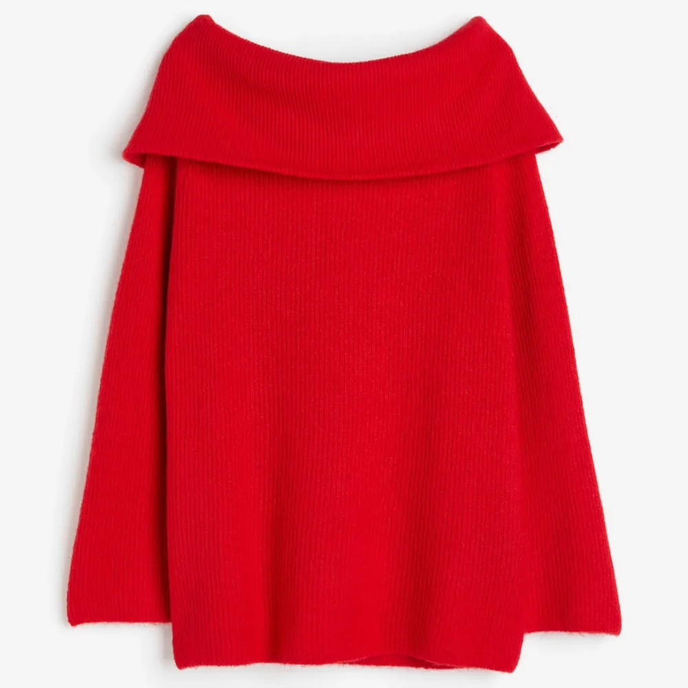 Säljer en superfin röd stickad off shoulder tröja. tröjan är nästan aldrig använd och i mycket bra skick! Perfekt för både höst och vinter! Det är storlek XS men skulle säga att den är lite större i storleken.. Tröjor & Koftor.