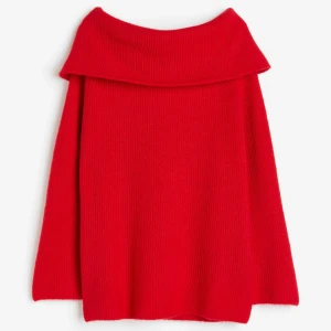 Röd stickad off shoulder tröja  - Säljer en superfin röd stickad off shoulder tröja. tröjan är nästan aldrig använd och i mycket bra skick! Perfekt för både höst och vinter! Det är storlek XS men skulle säga att den är lite större i storleken.