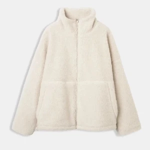 Beige teddyjacka - Säljer min fina carin wester jacka som är köpt förra året, säljer då den inte kommer till användning längre. Jackan är köpt för 800kr