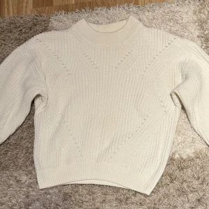Vit stickad tröja från H&M - Säljer en superfin vit stickad tröja från H&M i storlek 158/164. Den har ett snyggt mönster med små hål och är perfekt för både höst och vinter. Tröjan är i mycket bra skick och har långa ärmar. Perfekt för att hålla sig varm och stilren! ❄️