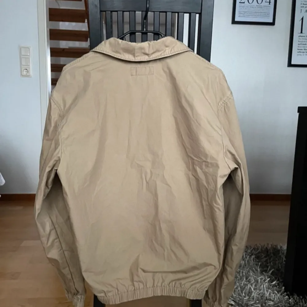 Säljer en snygg beige jacka från Polo Ralph Lauren i storlek S. Jackan är använd 2 ggr så skick 9/10 Perfekt för vår och höst! 🧥Tveka inte på att ställa frågor. Jackor.